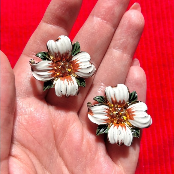 Vintage 1940s/50s Coro Dogwood Blossom Earrings – Enamel & Rhinestone - Picture 1 of 5